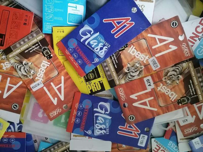 LOT OF +-100 NEW CELLPHONE SCREEN PROTECTORS