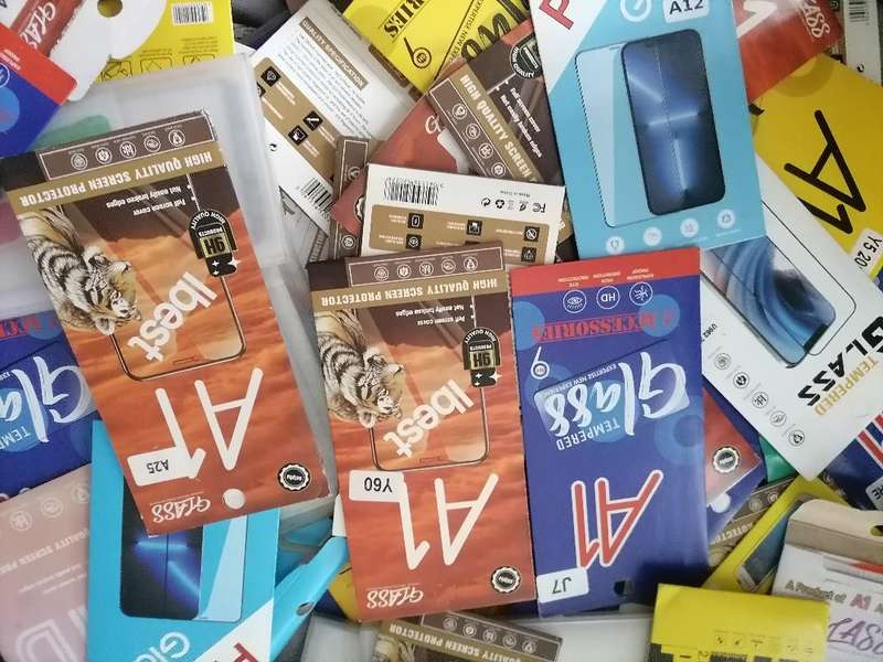 LOT OF +-100 NEW CELLPHONE SCREEN PROTECTORS