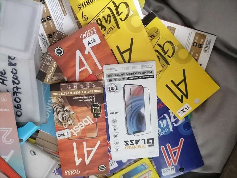LOT OF +-100 NEW CELLPHONE SCREEN PROTECTORS