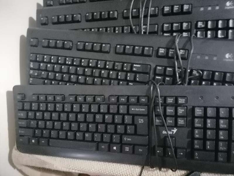 Lot of 8 x working Keyboards