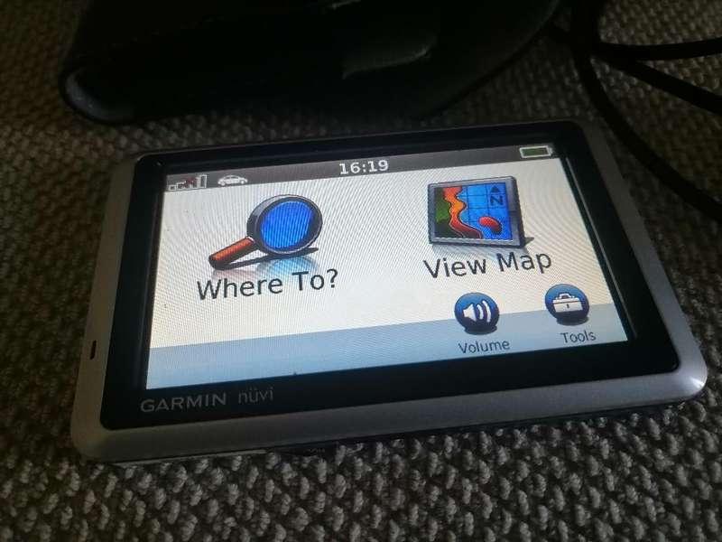 Garmin Nuvi 1300 GPS with car charger