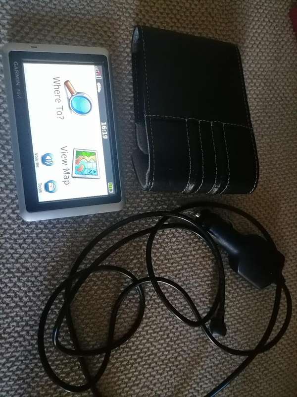 Garmin Nuvi 1300 GPS with car charger