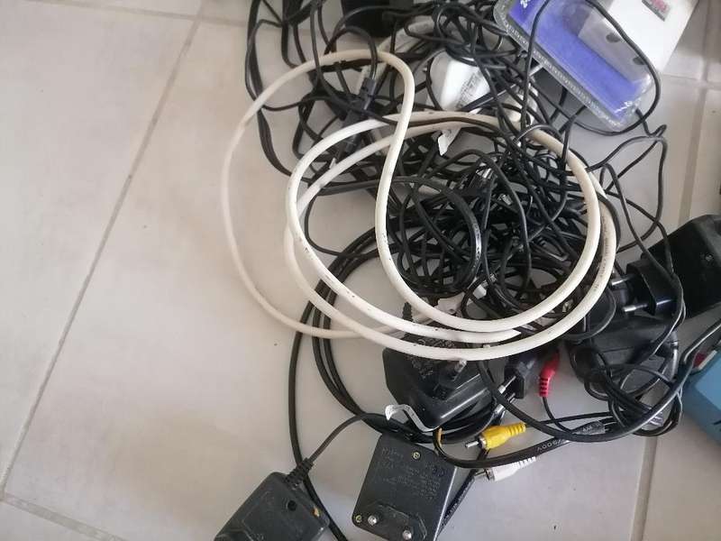 *Weekend Special*BULK LOT OF UNTESTED ELECTRONICS*ONE BID FOR THE LOT*
