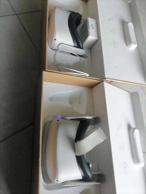 2 X OCCULUS QUEST 2 VIRTUAL REALITY HEADSETS