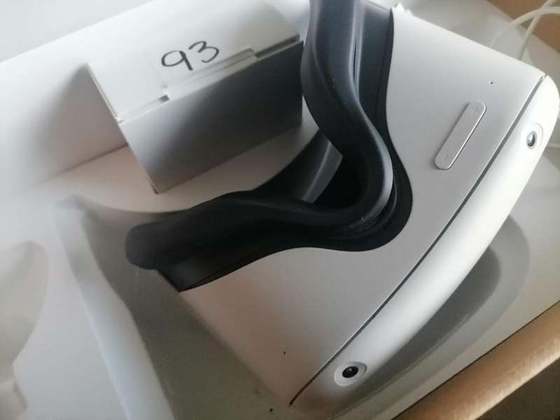 2 X OCCULUS QUEST 2 VIRTUAL REALITY HEADSETS