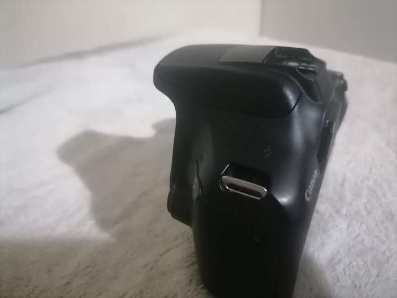 *WEEKEND SPECIAL*CANON EOS1300D DIGITAL CAMERA*NO BATTERY UNTESTED*