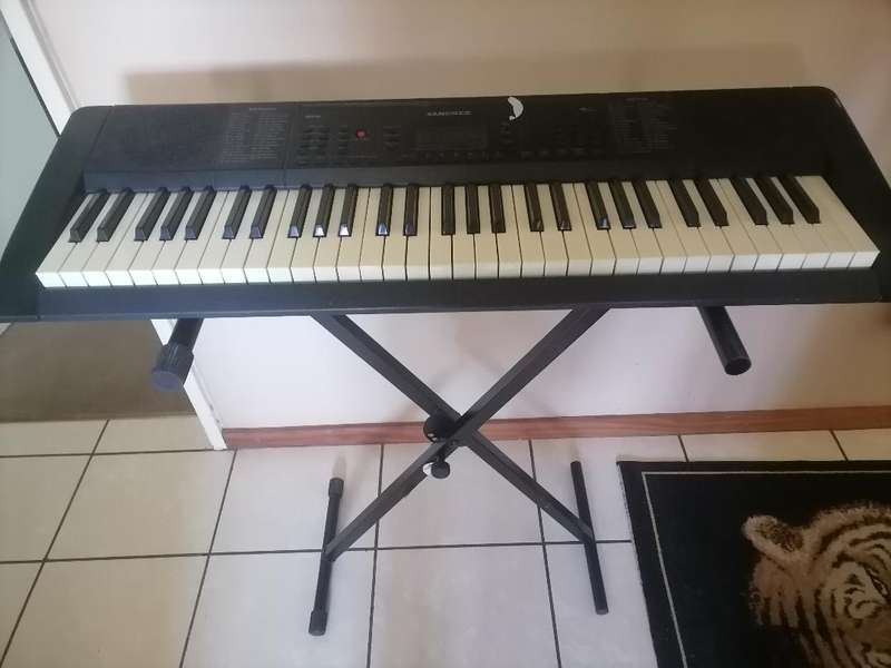 *SANCHEZ ARK160 ELECTRONIC KEYBOARD WITH STAND*NO POWER SUPLLY*NOT TESTED*