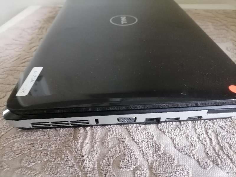 Lot of 2 x laptops with cracked screens - HP and Dell