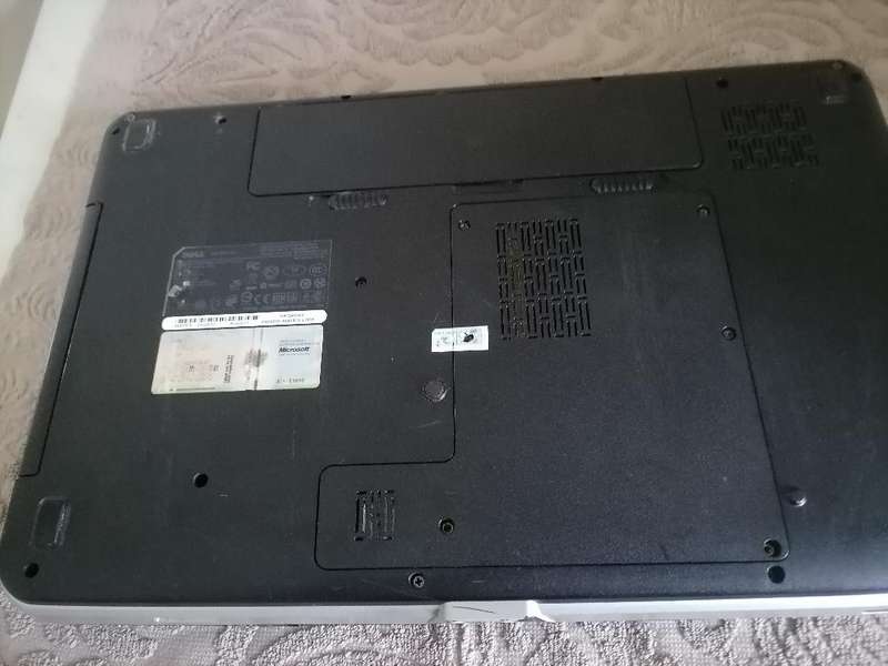Lot of 2 x laptops with cracked screens - HP and Dell