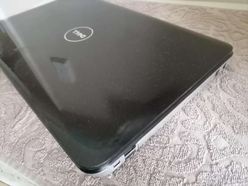 Lot of 2 x laptops with cracked screens - HP and Dell