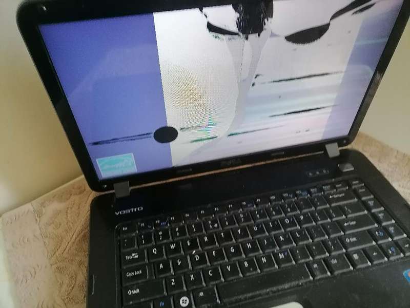 Lot of 2 x laptops with cracked screens - HP and Dell
