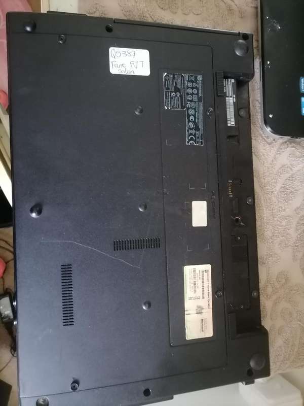 Lot of 2 x laptops with cracked screens - HP and Dell