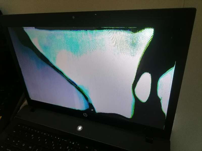 Lot of 2 x laptops with cracked screens - HP and Dell