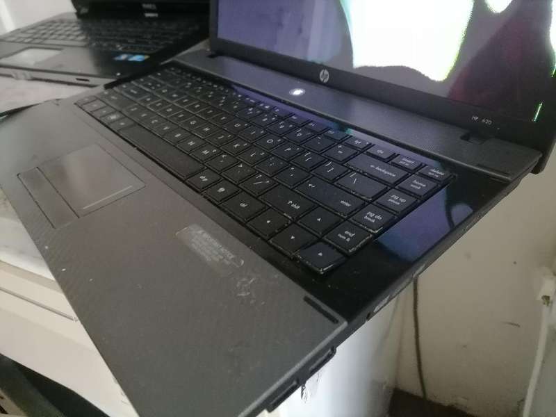 Lot of 2 x laptops with cracked screens - HP and Dell