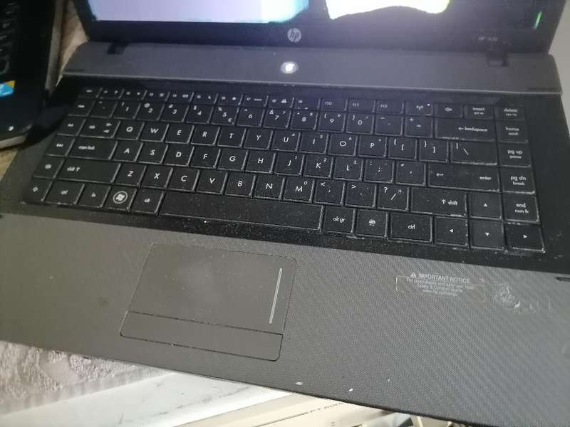 Lot of 2 x laptops with cracked screens - HP and Dell