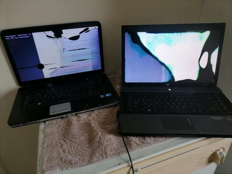 Lot of 2 x laptops with cracked screens - HP and Dell