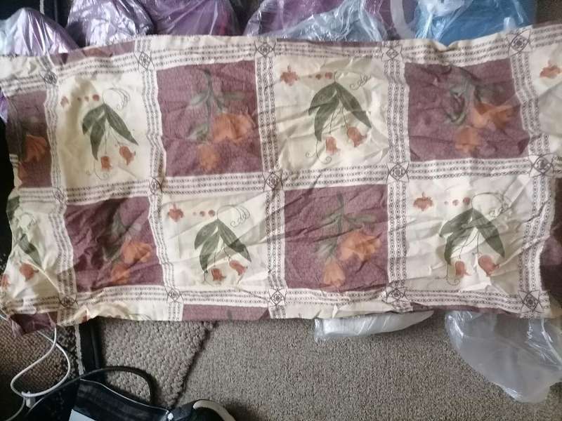 Bulk lot of mixed sizes of pillow cases - one bid for the lot