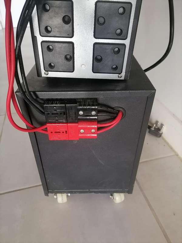 *TECOM APEX PLUS 2000 UPS WITH BATTERY BOX*NEEDS BATTERIES*RETAILS FOR R13500