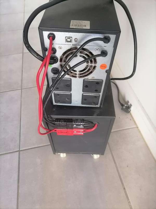 *TECOM APEX PLUS 2000 UPS WITH BATTERY BOX*NEEDS BATTERIES*RETAILS FOR R13500