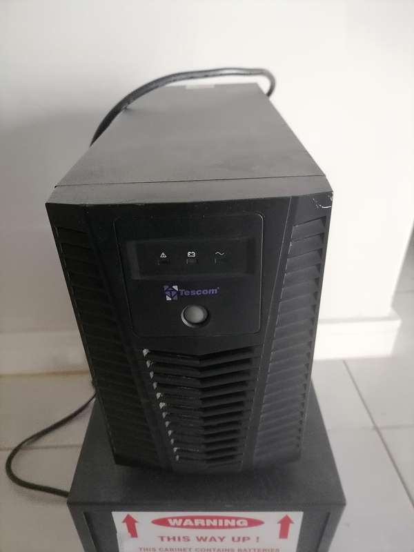 *TECOM APEX PLUS 2000 UPS WITH BATTERY BOX*NEEDS BATTERIES*RETAILS FOR R13500