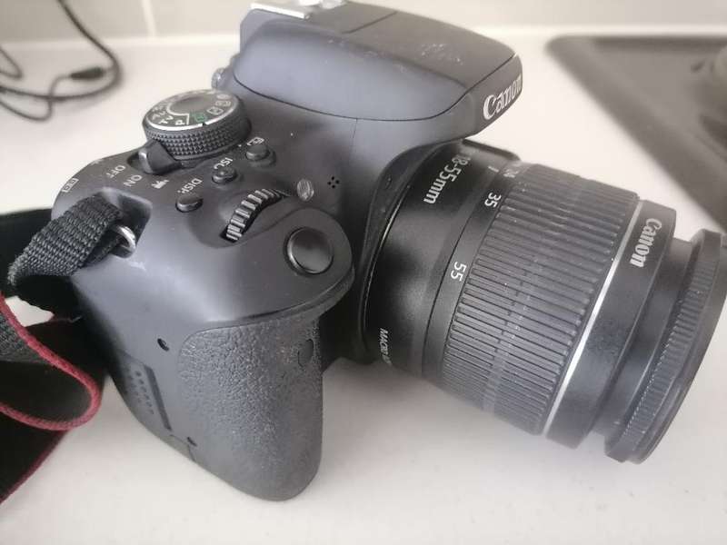 Canon EOS 750d Digital SLR Camera with 18-55MM LENS *UNTESTED*