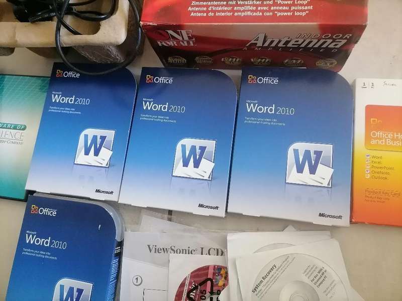 *LOT OF SOFTWARE DISKS ETC*ONE BID FOR LOT AS PER PICS*