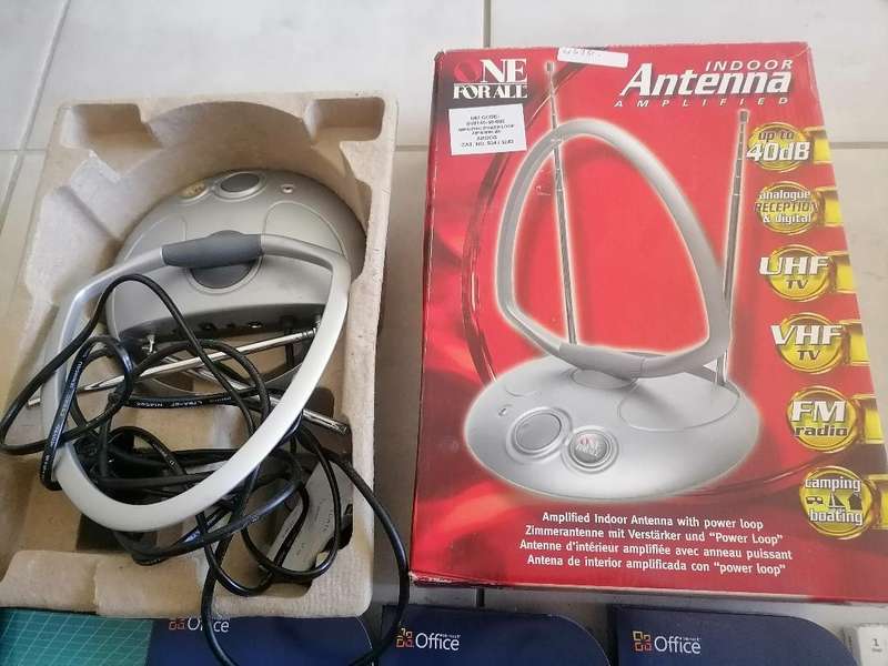 *LOT OF SOFTWARE DISKS ETC*ONE BID FOR LOT AS PER PICS*