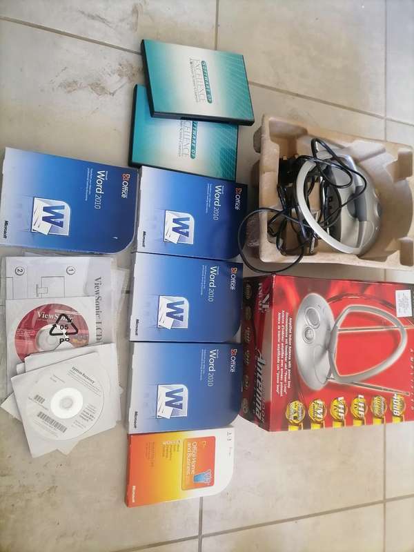 *LOT OF SOFTWARE DISKS ETC*ONE BID FOR LOT AS PER PICS*