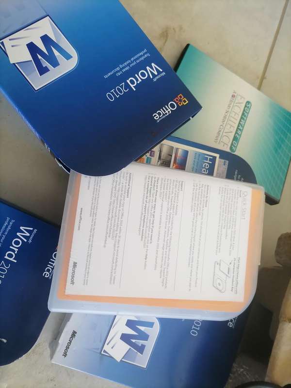 *LOT OF SOFTWARE DISKS ETC*ONE BID FOR LOT AS PER PICS*