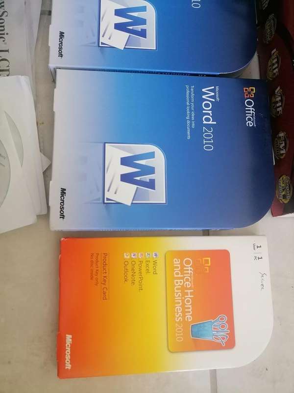 *LOT OF SOFTWARE DISKS ETC*ONE BID FOR LOT AS PER PICS*
