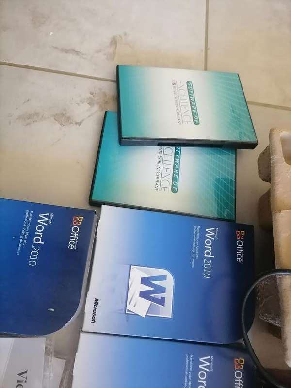 *LOT OF SOFTWARE DISKS ETC*ONE BID FOR LOT AS PER PICS*