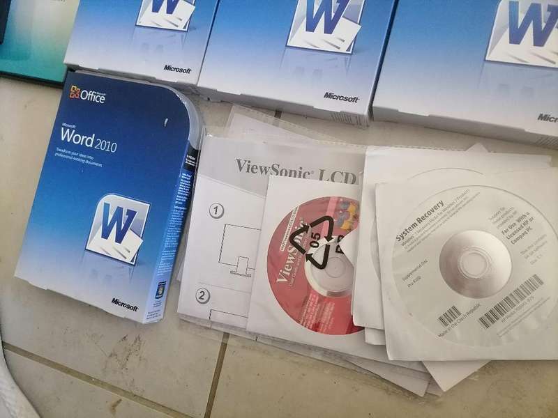 *LOT OF SOFTWARE DISKS ETC*ONE BID FOR LOT AS PER PICS*