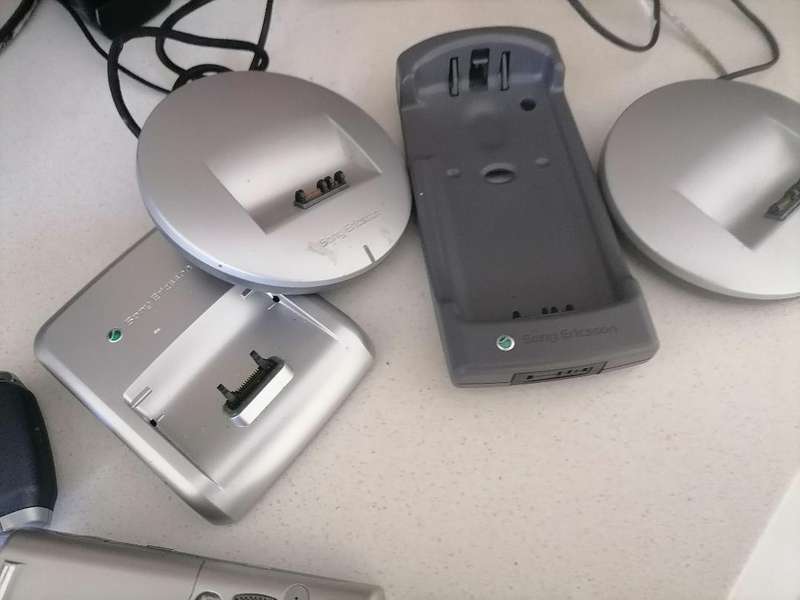 *VINTAGE COLLECTORS SONY ERRICSSON CELL PHONES WITH CHARGING STATIONS(UK PLUG)UNTESTED