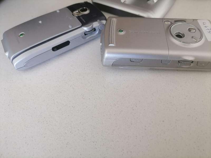 *VINTAGE COLLECTORS SONY ERRICSSON CELL PHONES WITH CHARGING STATIONS(UK PLUG)UNTESTED