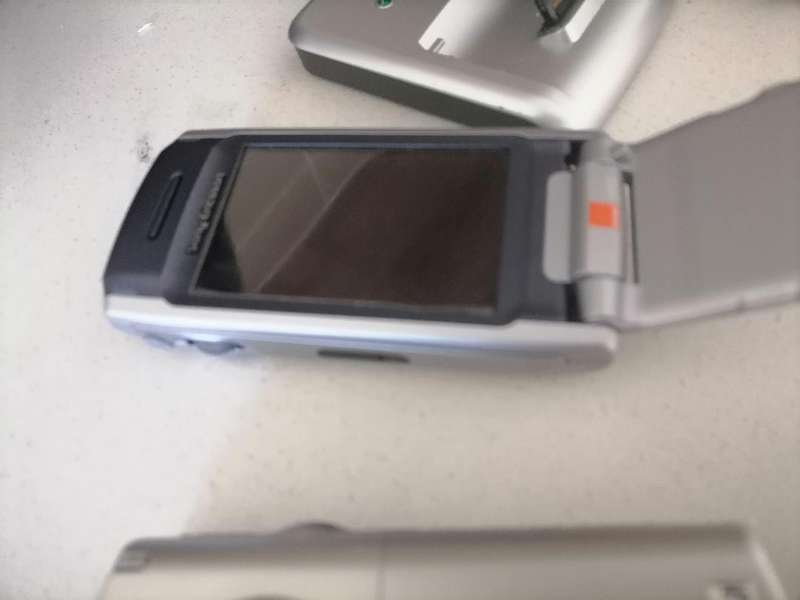 *VINTAGE COLLECTORS SONY ERRICSSON CELL PHONES WITH CHARGING STATIONS(UK PLUG)UNTESTED