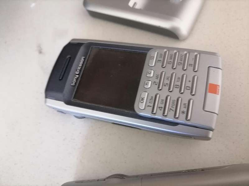 *VINTAGE COLLECTORS SONY ERRICSSON CELL PHONES WITH CHARGING STATIONS(UK PLUG)UNTESTED