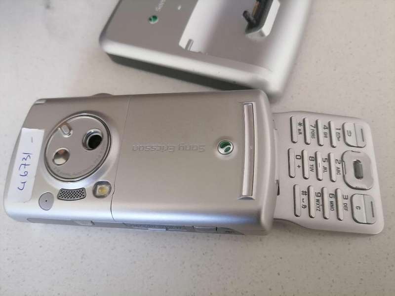 *VINTAGE COLLECTORS SONY ERRICSSON CELL PHONES WITH CHARGING STATIONS(UK PLUG)UNTESTED