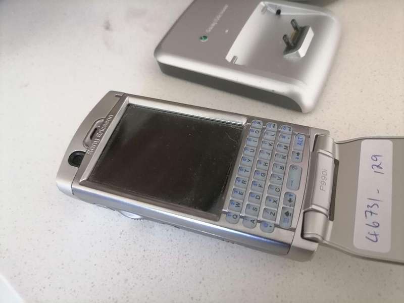 *VINTAGE COLLECTORS SONY ERRICSSON CELL PHONES WITH CHARGING STATIONS(UK PLUG)UNTESTED