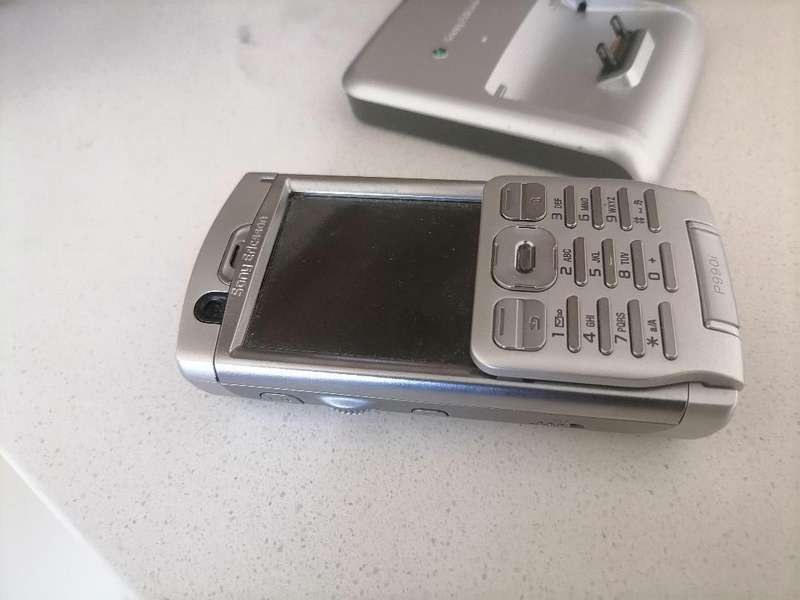 *VINTAGE COLLECTORS SONY ERRICSSON CELL PHONES WITH CHARGING STATIONS(UK PLUG)UNTESTED