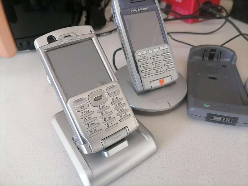 *VINTAGE COLLECTORS SONY ERRICSSON CELL PHONES WITH CHARGING STATIONS(UK PLUG)UNTESTED