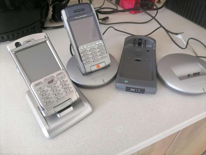 *VINTAGE COLLECTORS SONY ERRICSSON CELL PHONES WITH CHARGING STATIONS(UK PLUG)UNTESTED