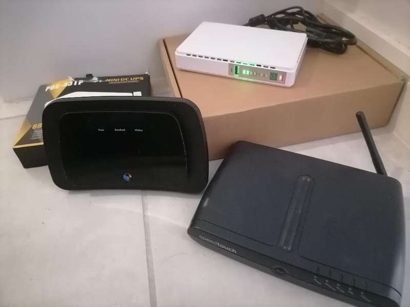 LOT OF ELECTRONICS*ONE BID FOR THE LOT AS PER PICS*