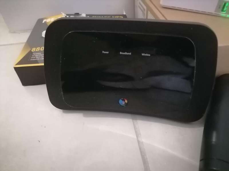 LOT OF ELECTRONICS*ONE BID FOR THE LOT AS PER PICS*