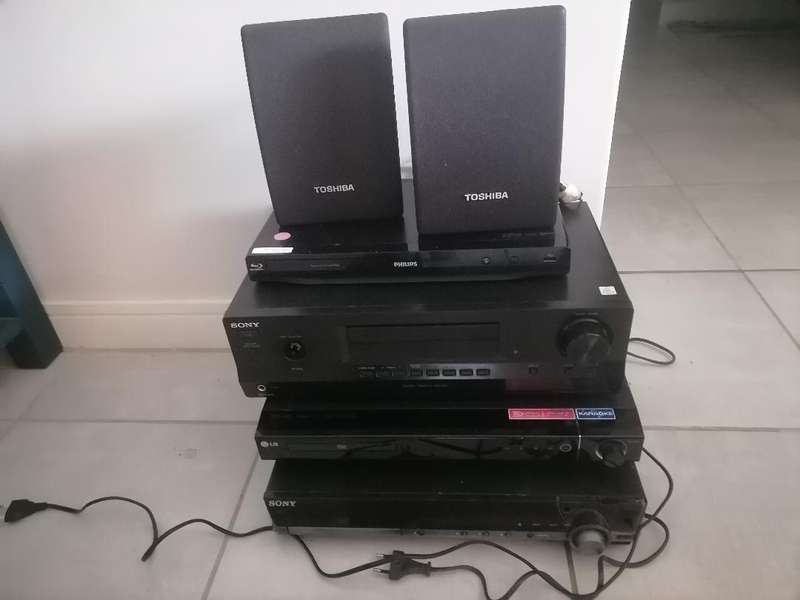 LOT OF DVD PLAYERS/SURROUND SOUND SYSTEMS,TOSHIBA SPEAKERS