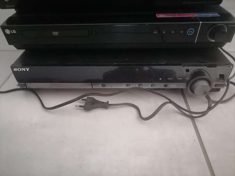LOT OF DVD PLAYERS/SURROUND SOUND SYSTEMS,TOSHIBA SPEAKERS