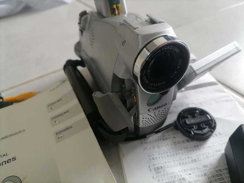 Canon ZR50 MC - Camcorder - 460 KP - 22x Optical Zoom - Mini DV - Metallic Silver