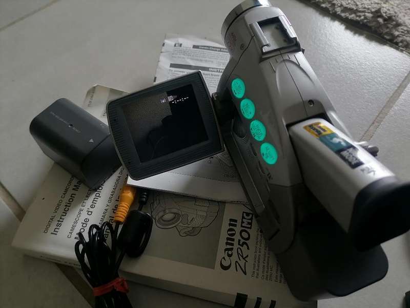 Canon ZR50 MC - Camcorder - 460 KP - 22x Optical Zoom - Mini DV - Metallic Silver