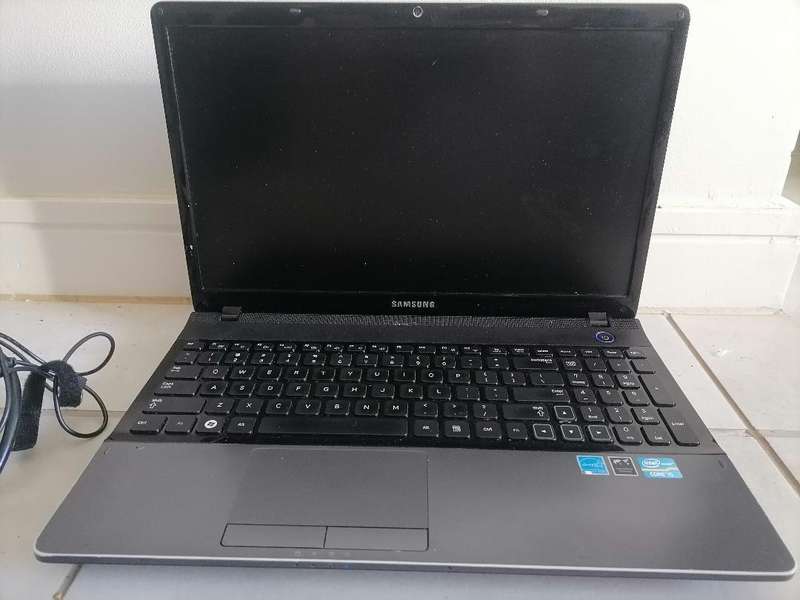 i5 Samsung NP300E5C Laptop with charger**