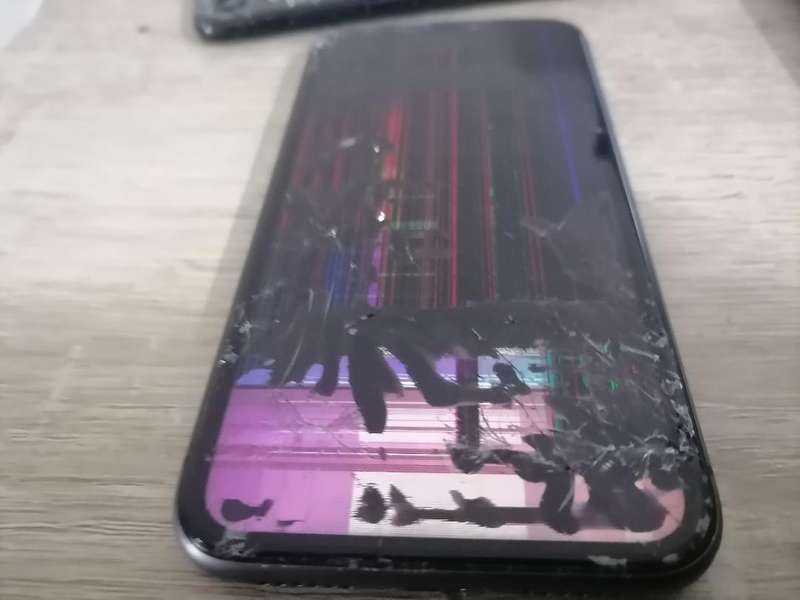 2 x APPLE IPHONES.