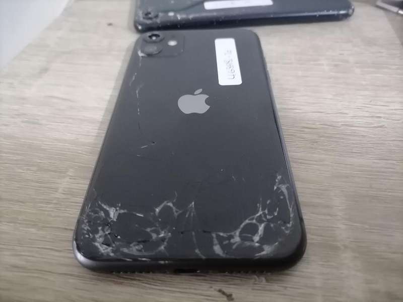2 x APPLE IPHONES.